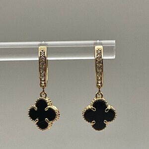 Real 18k Gold Clover dangling earrings